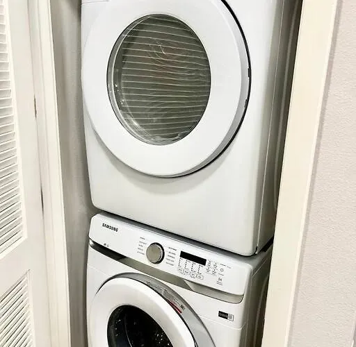 Cozy Modern 1 Bedroom Apartment
