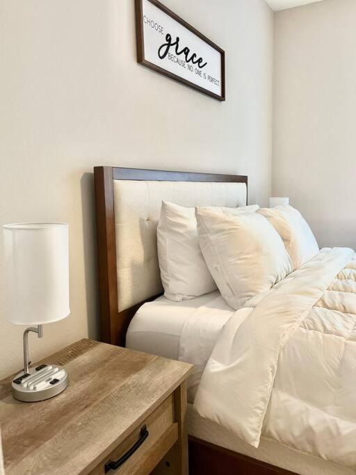 Cozy Modern 1 Bedroom Appartement *